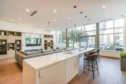 Swimming Pool Photo of 1006 15165 Thrift Avenue, White Rock, BC
