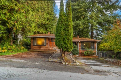 2028 Columbia Street, Port Moody, BC, Port Moody — Duplex for sale