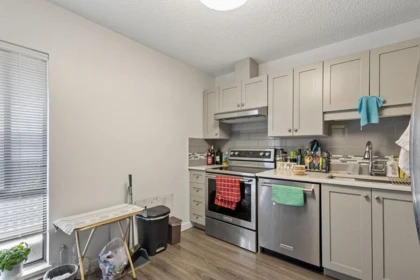 Kitchen Island Photo of 311 444 W 49th Avenue, Vancouver, BC