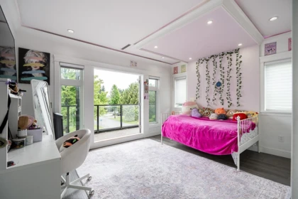 Entry Foyer Photo of 9417 132a Street, Surrey, BC