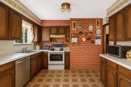 Kitchen Island Photo of 6331 129a Street, Surrey, BC
