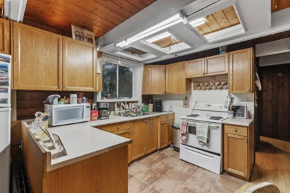 Kitchen Island Photo of 14157 Sylvester Road, Mission, BC