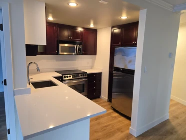 Kitchen Photo of 309 15111 Russell Avenue, White Rock, BC