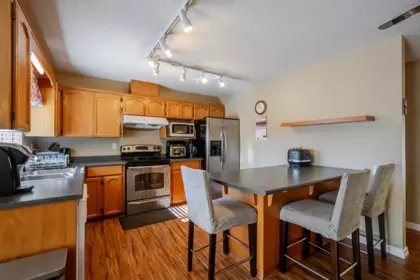 Kitchen Island Photo of 4 3051 Crossley Drive, Abbotsford, BC
