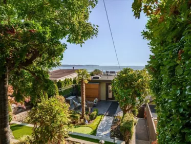 15068 Victoria Avenue, White Rock, BC, White Rock — Single Family Residence for sale