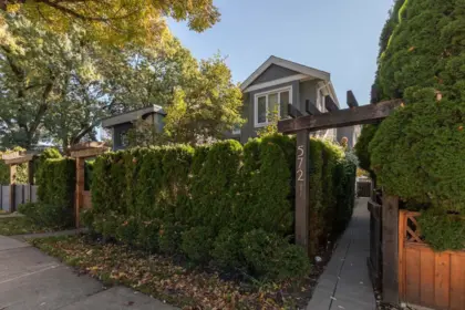 572 E 16th Avenue, Vancouver, BC, Vancouver — Half Duplex for sale