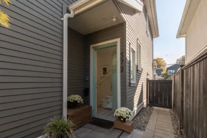 572 E 16th Avenue, Vancouver, BC, Vancouver — Half Duplex for sale
