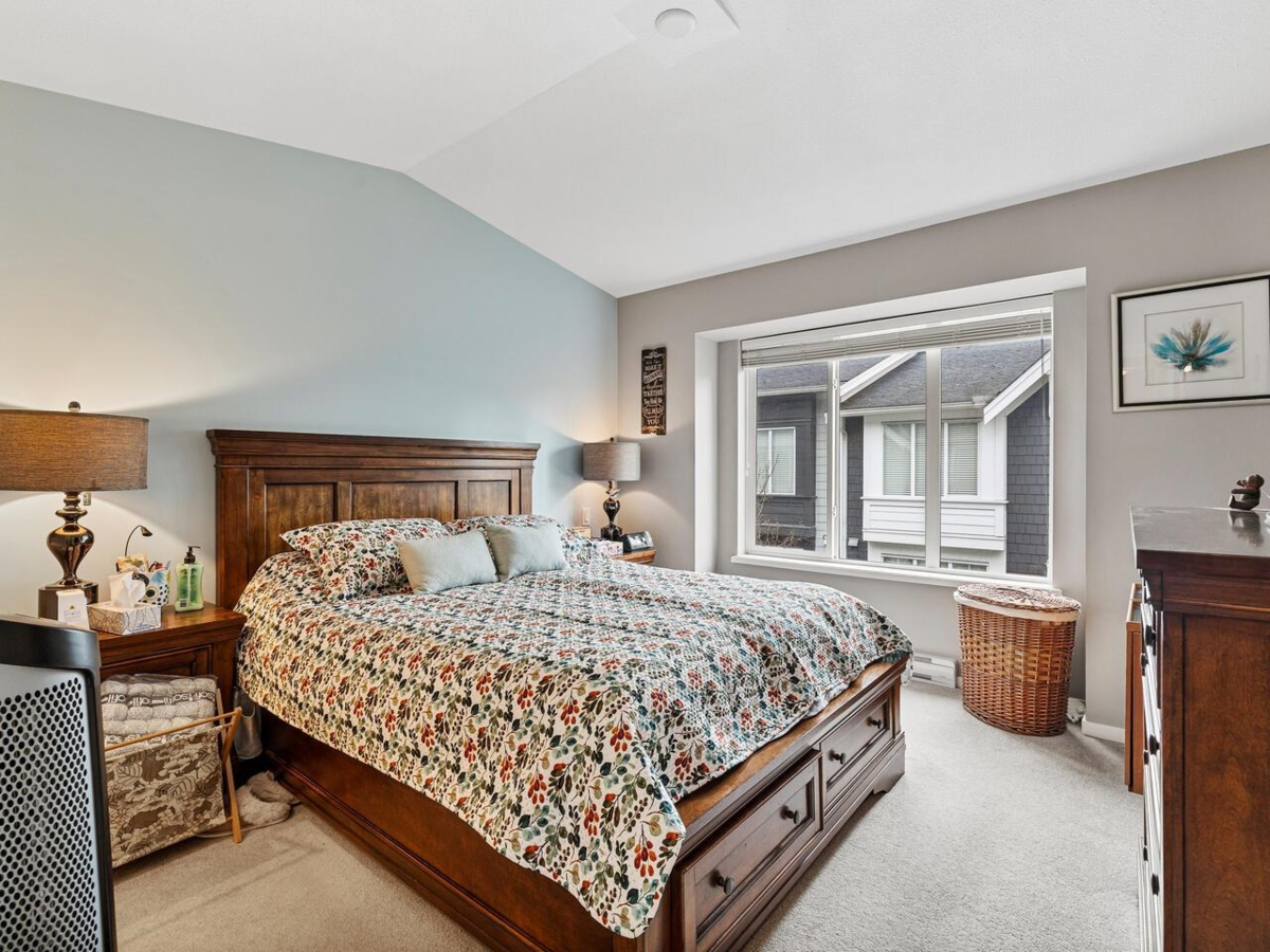 Kitchen Island Photo of 16 277 171 Street, Surrey, BC