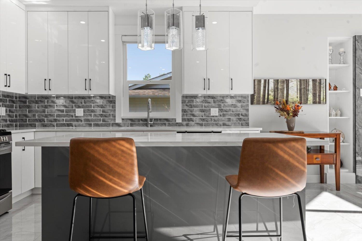Dining Area Photo of 835 Myng Crescent, Harrison Hot Springs, BC