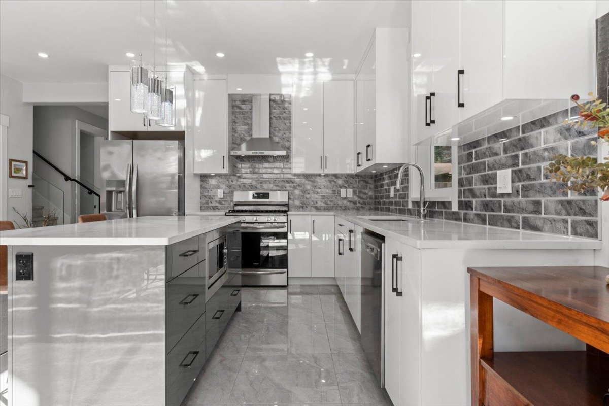 Kitchen Photo of 835 Myng Crescent, Harrison Hot Springs, BC