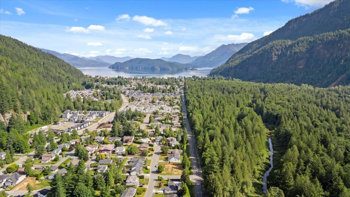 Swimming Pool Photo of 835 Myng Crescent, Harrison Hot Springs, BC