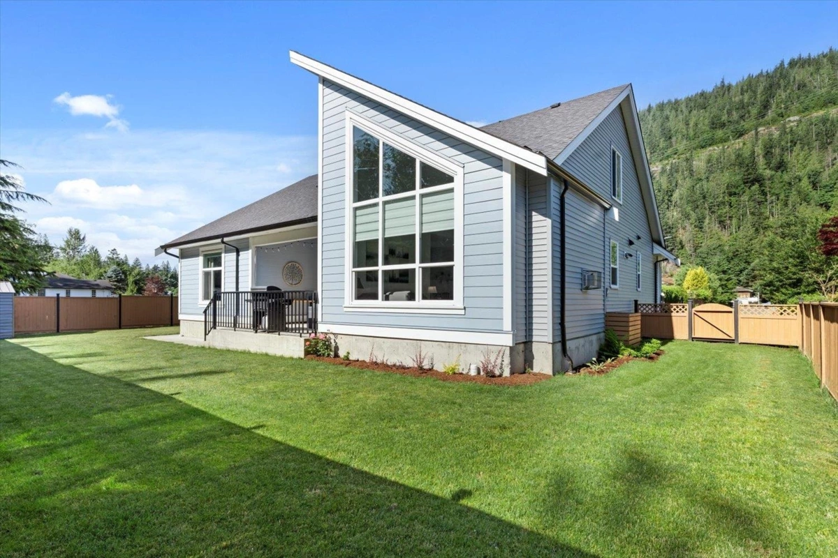 Walk-In Closet Photo of 835 Myng Crescent, Harrison Hot Springs, BC
