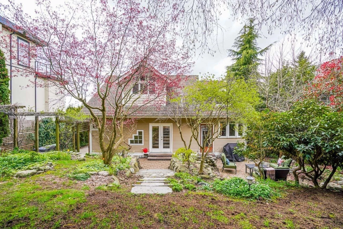 Guest Bathroom Photo of 10500 125a Street, Surrey, BC