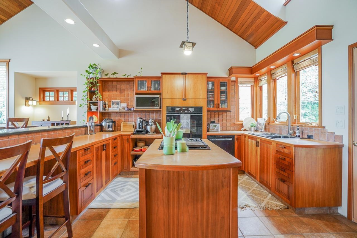 Kitchen Island Photo of 10500 125a Street, Surrey, BC