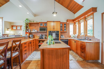 Kitchen Island Photo of 10500 125a Street, Surrey, BC