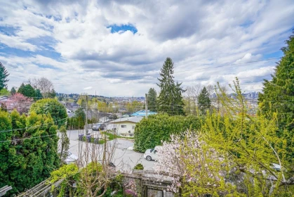 Powder Room Photo of 10500 125a Street, Surrey, BC