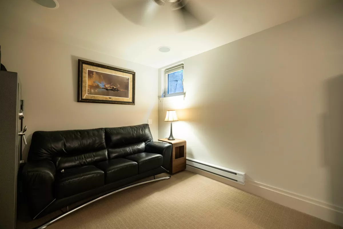 Front Yard Photo of 101 15097 Marine Drive, White Rock, BC