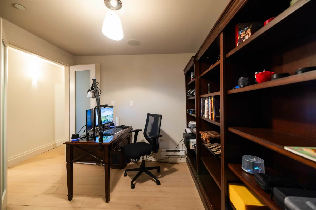 Outdoor Deck Photo of 101 15097 Marine Drive, White Rock, BC