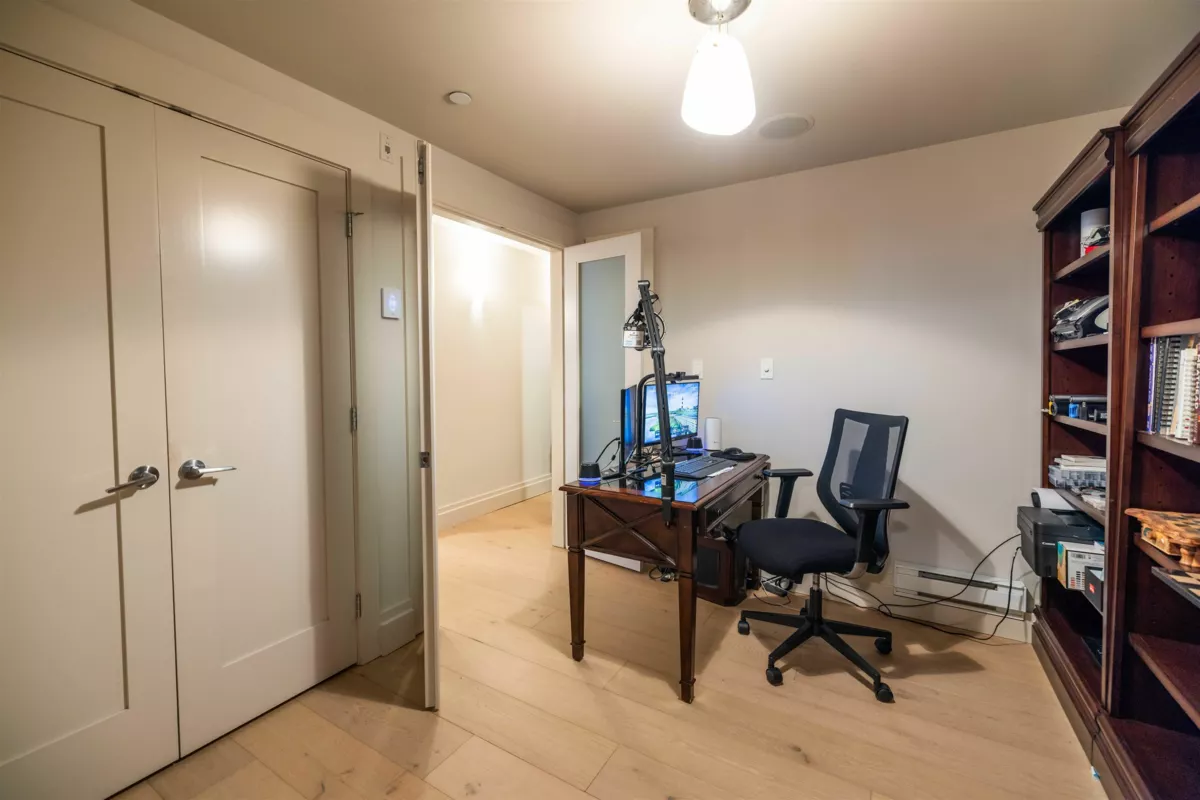 Outdoor Patio Photo of 101 15097 Marine Drive, White Rock, BC