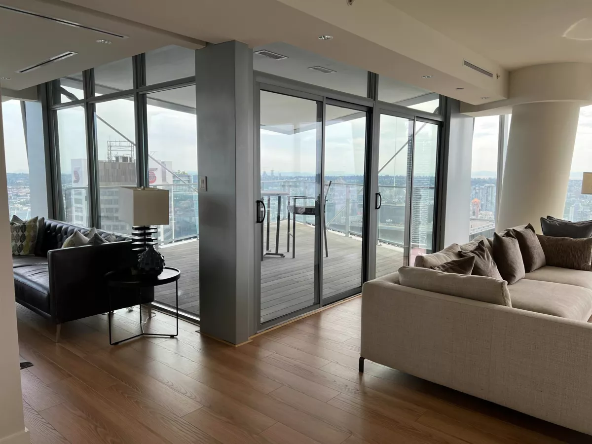 Kitchen Island Photo of 4601 667 Howe Street, Vancouver, BC