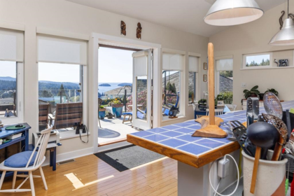 802 Oceanmount Boulevard, Gibsons, BC, Gibsons — Single Family Residence for sale