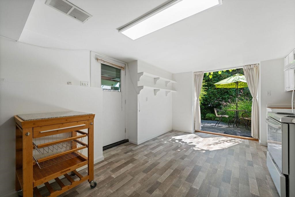 Laundry Room Photo of 1376 11th Street, West Vancouver, BC
