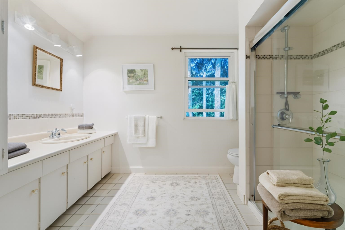 Walk-In Closet Photo of 1376 11th Street, West Vancouver, BC