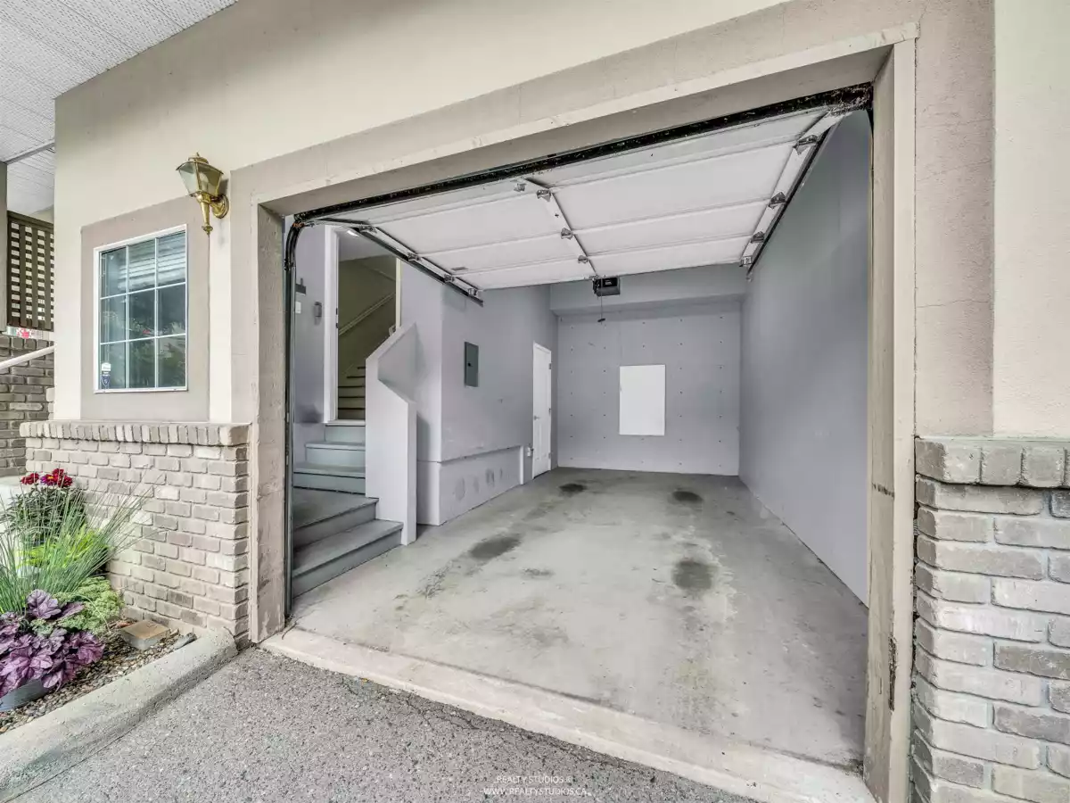 Garden / Landscaping Photo of 3461 Amberly Place, Vancouver, BC