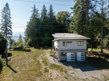 7835 Redrooffs Road, Halfmoon Bay, BC, Halfmoon Bay — Single Family Residence for sale