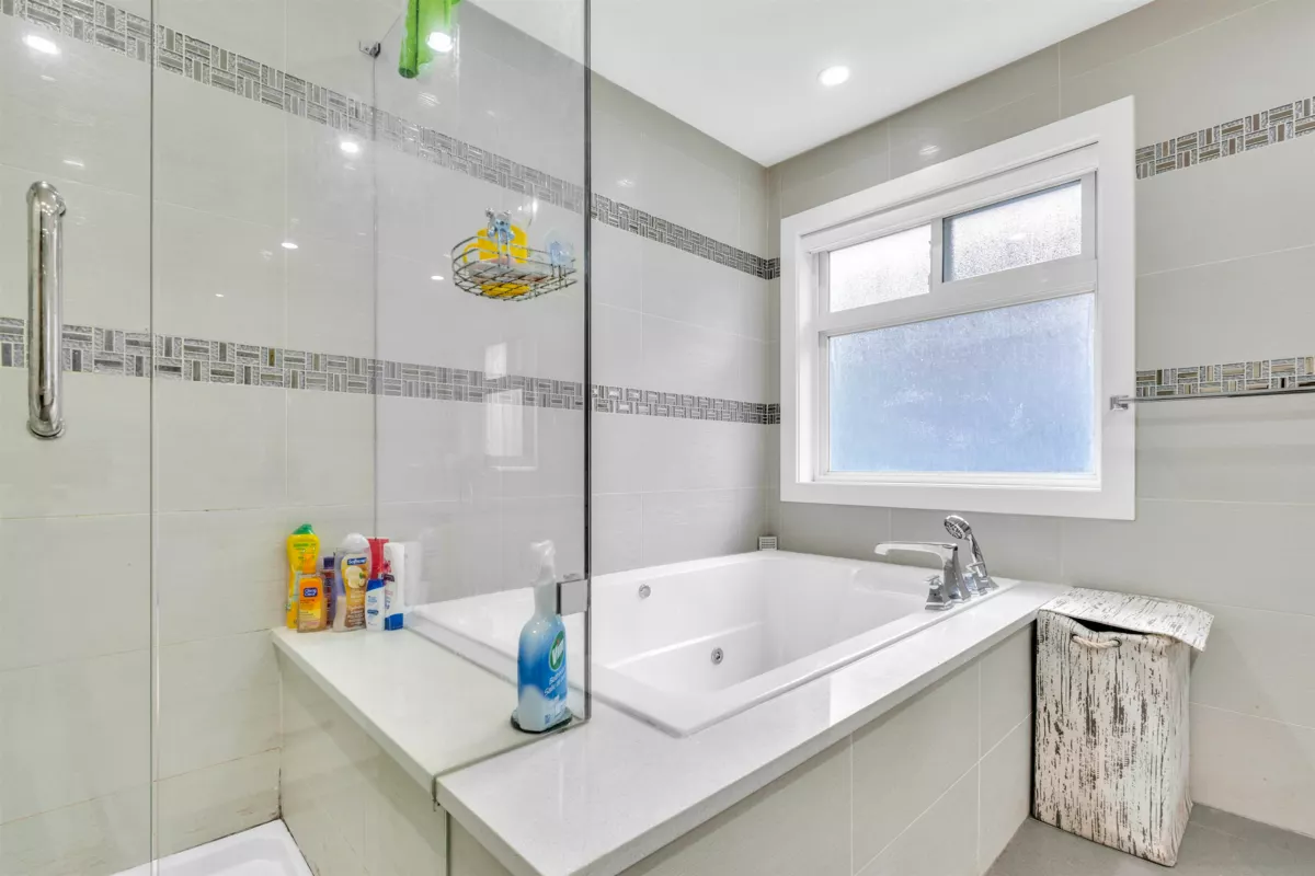 Powder Room Photo of 11899 74b Avenue, Delta, BC