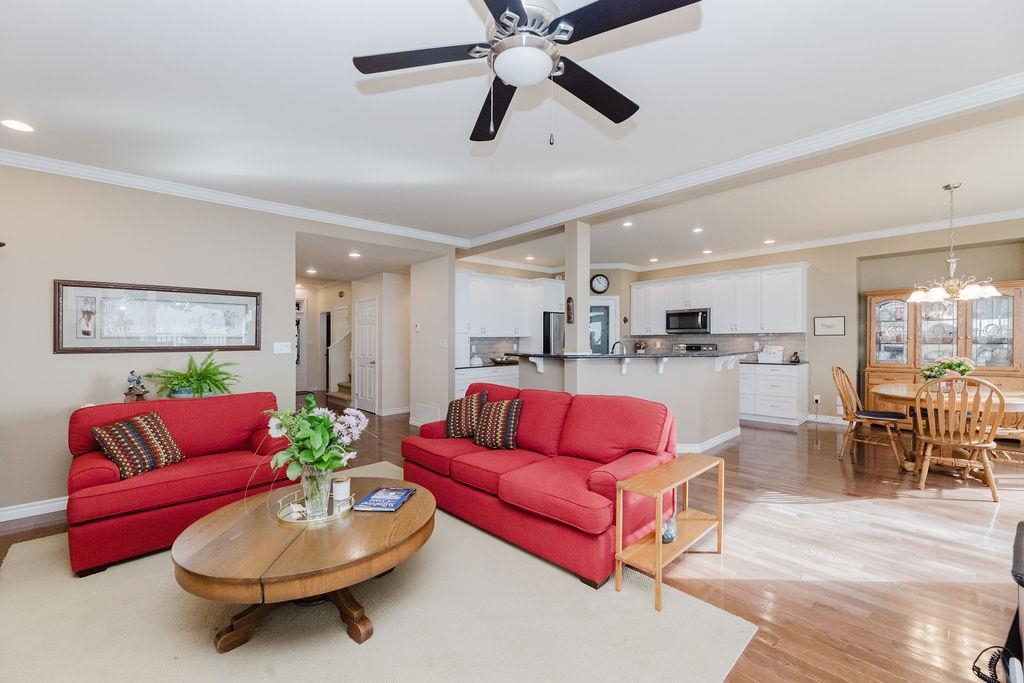 Entry Foyer Photo of 1537 Mccullough Road, Sechelt, BC