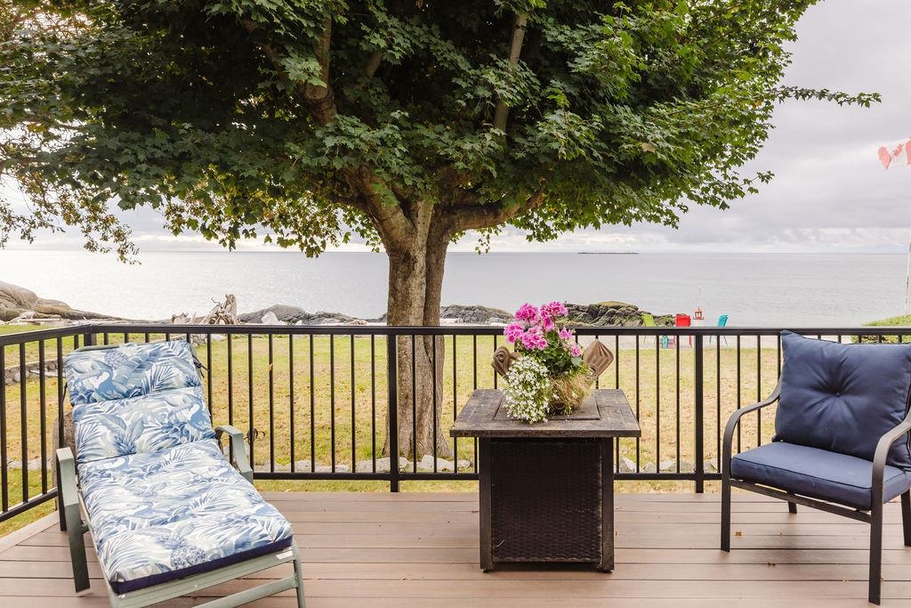 Kitchen Island Photo of 1537 Mccullough Road, Sechelt, BC