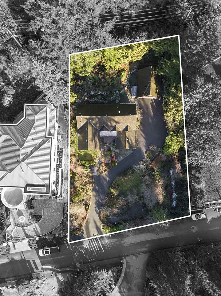 Kitchen Island Photo of 1145 Millstream Road, West Vancouver, BC