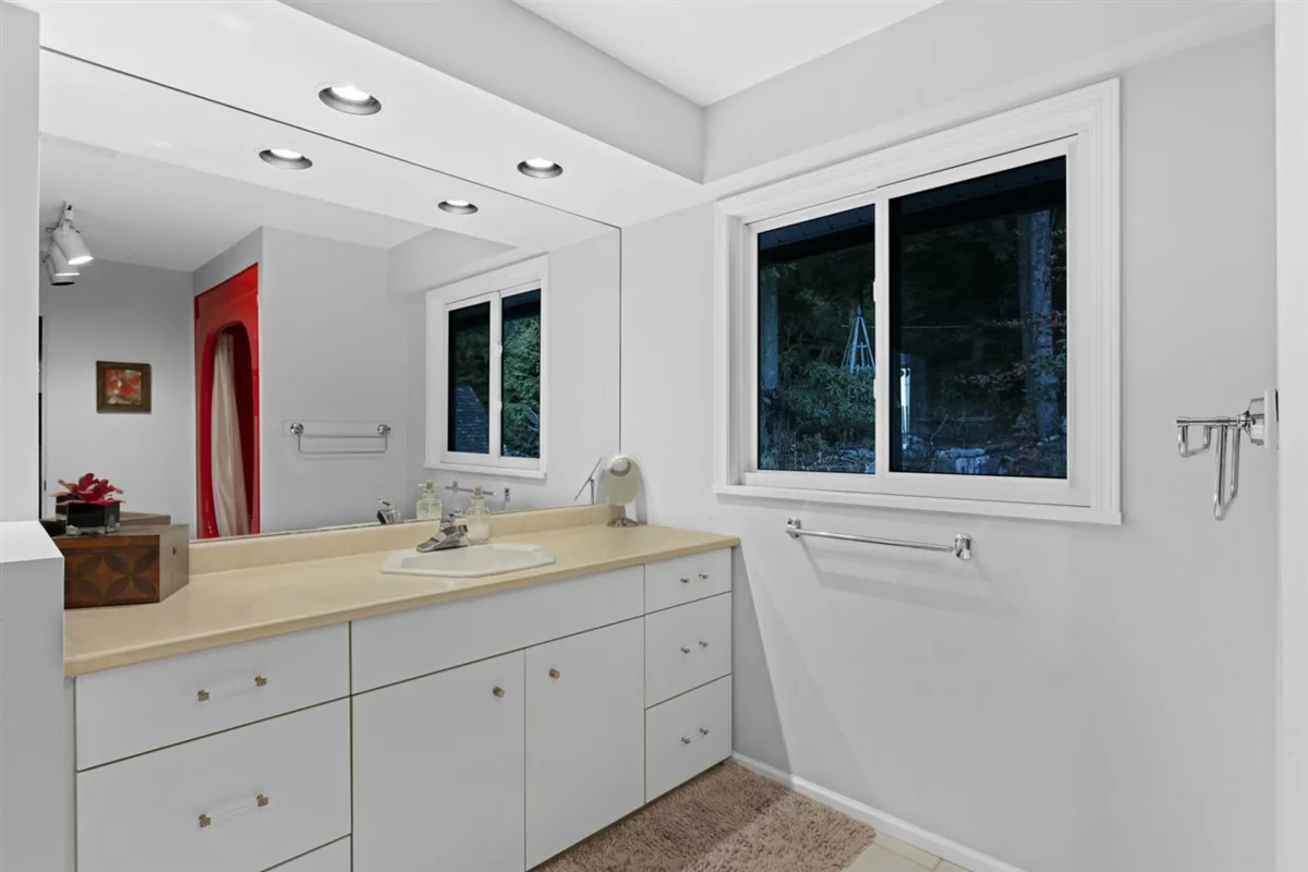 Swimming Pool Photo of 1145 Millstream Road, West Vancouver, BC