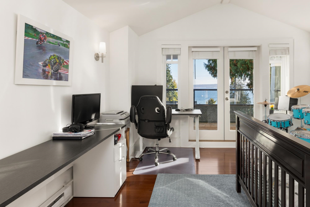 Hallway Photo of 2623 Lawson Avenue, West Vancouver, BC