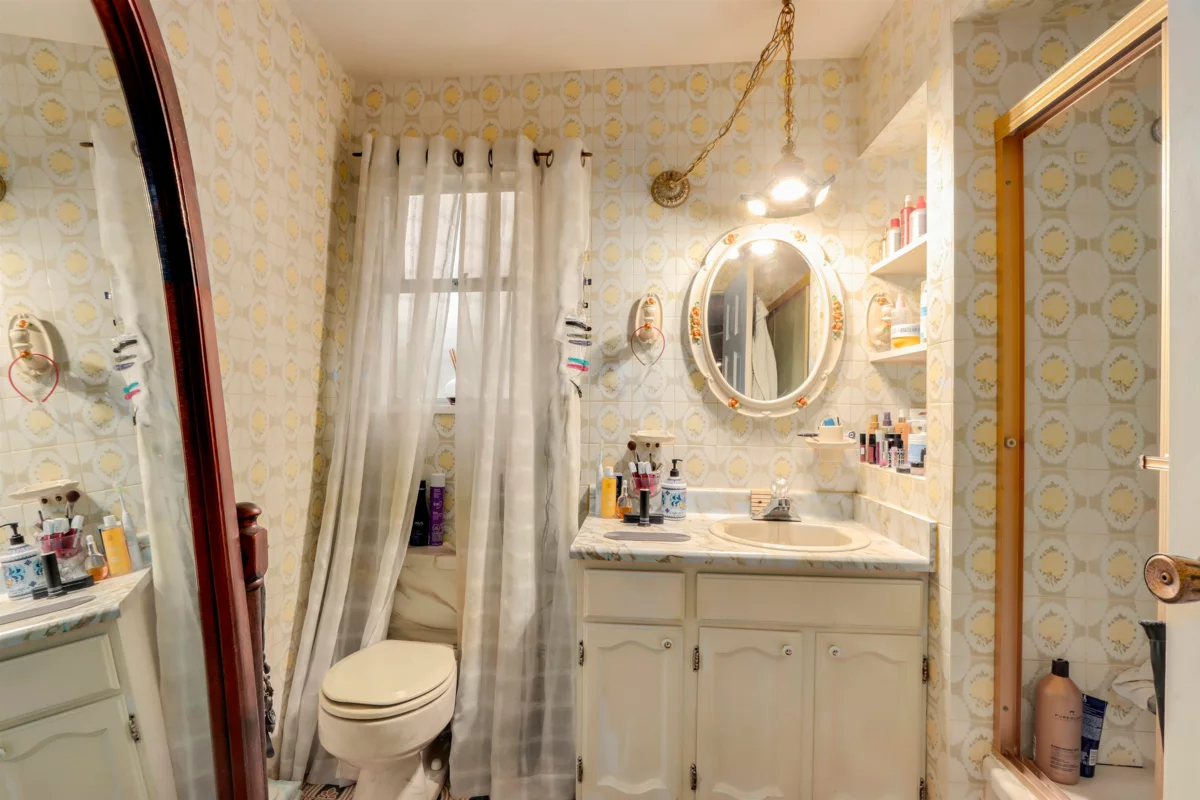 Guest Bathroom Photo of 8850 Delvista Drive, Delta, BC