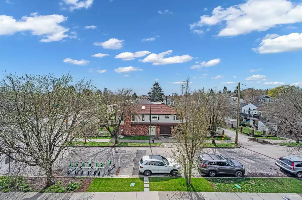 Entry Foyer Photo of 2371 Adanac Street, Vancouver, BC