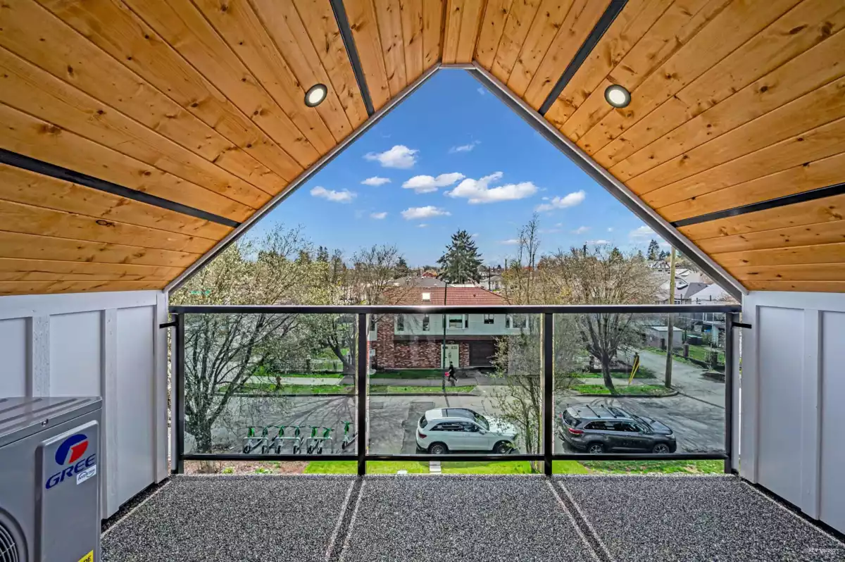 Mudroom Photo of 2371 Adanac Street, Vancouver, BC