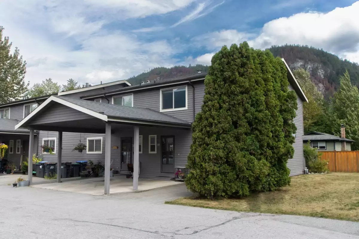 Basement Recreation Room Photo of 10 41450 Government Road, Brackendale, BC