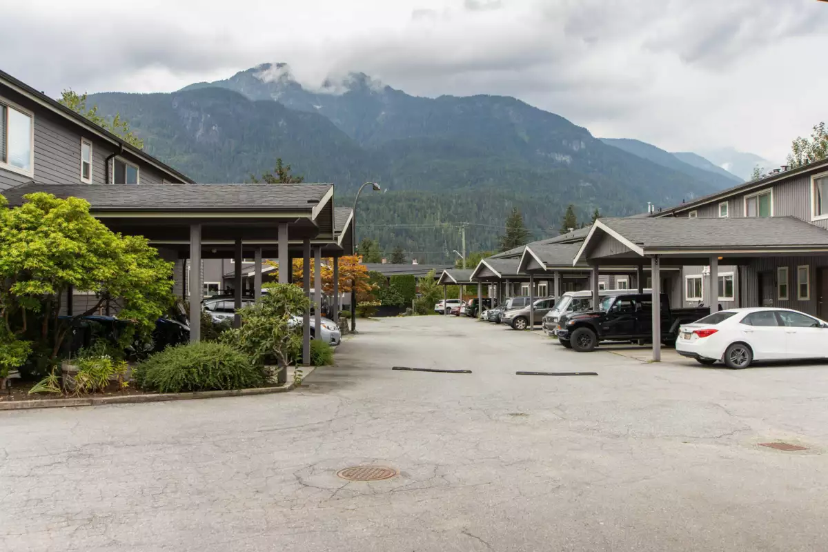 Entry Foyer Photo of 10 41450 Government Road, Brackendale, BC
