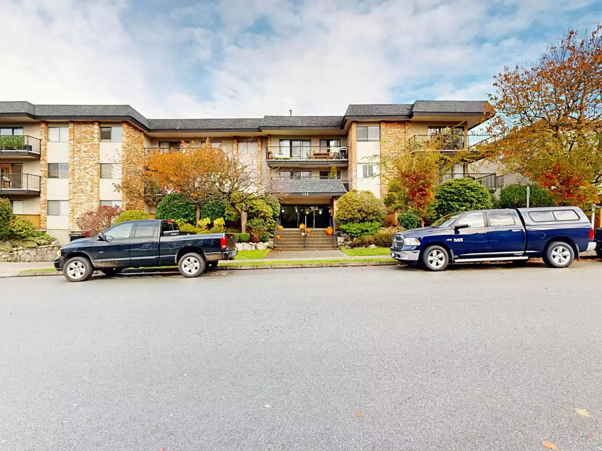 Entry Foyer Photo of 206 138 W 18th Street, North Vancouver, BC