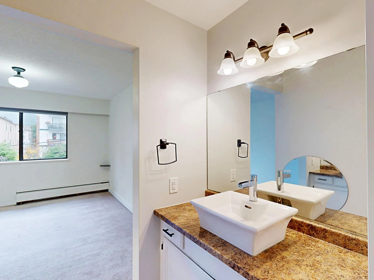 Primary Bathroom Photo of 206 138 W 18th Street, North Vancouver, BC