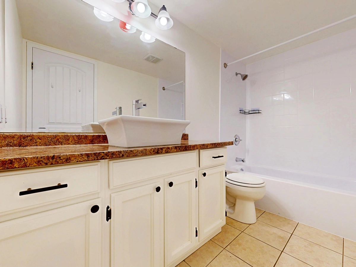 Walk-In Closet Photo of 206 138 W 18th Street, North Vancouver, BC