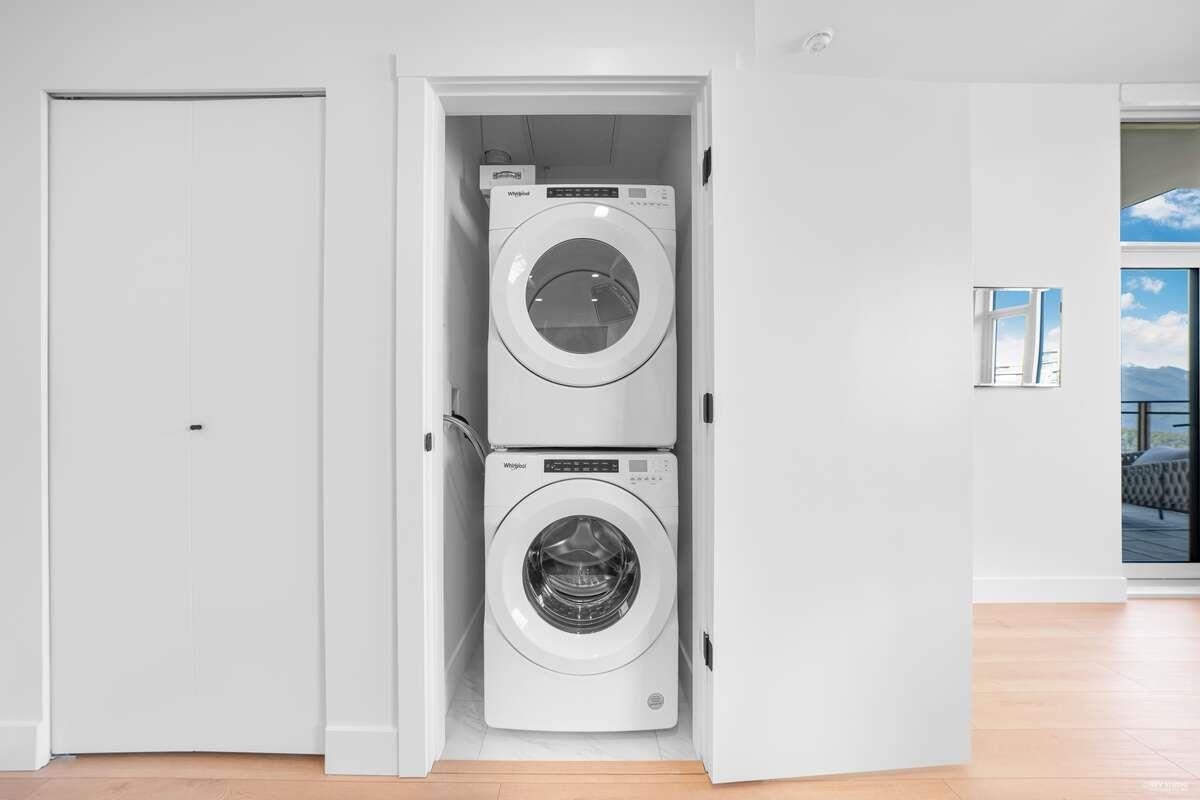 Breakfast Nook Photo of 1202 8750 University Crescent, Burnaby, BC