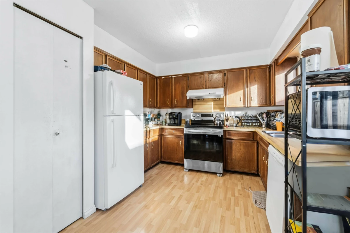 Kitchen Island Photo of 8680 Citadel Crescent, Richmond, BC
