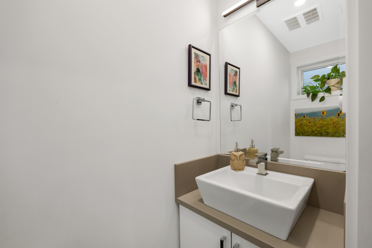 Walk-In Closet Photo of 202 37842 Third Avenue, Squamish, BC