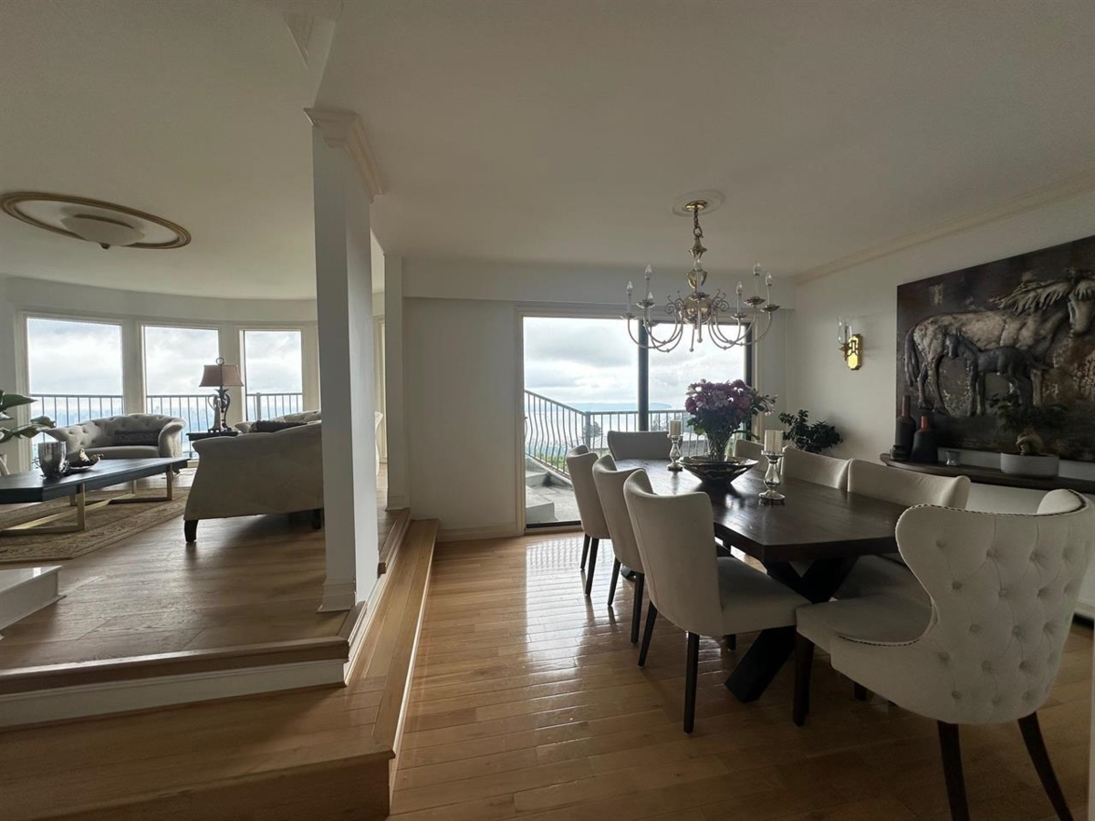 Kitchen Island Photo of 1359 Whitby Road, West Vancouver, BC