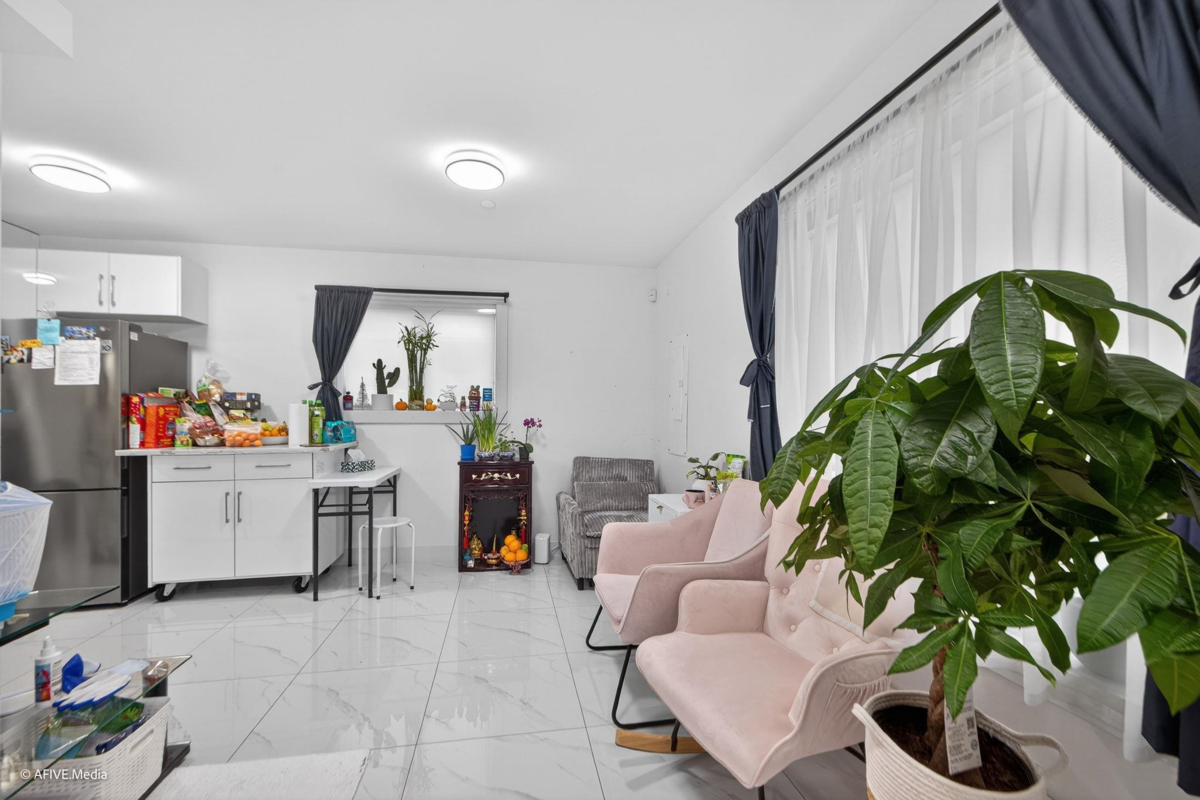 Kitchen Island Photo of 1052 E 50th Avenue, Vancouver, BC