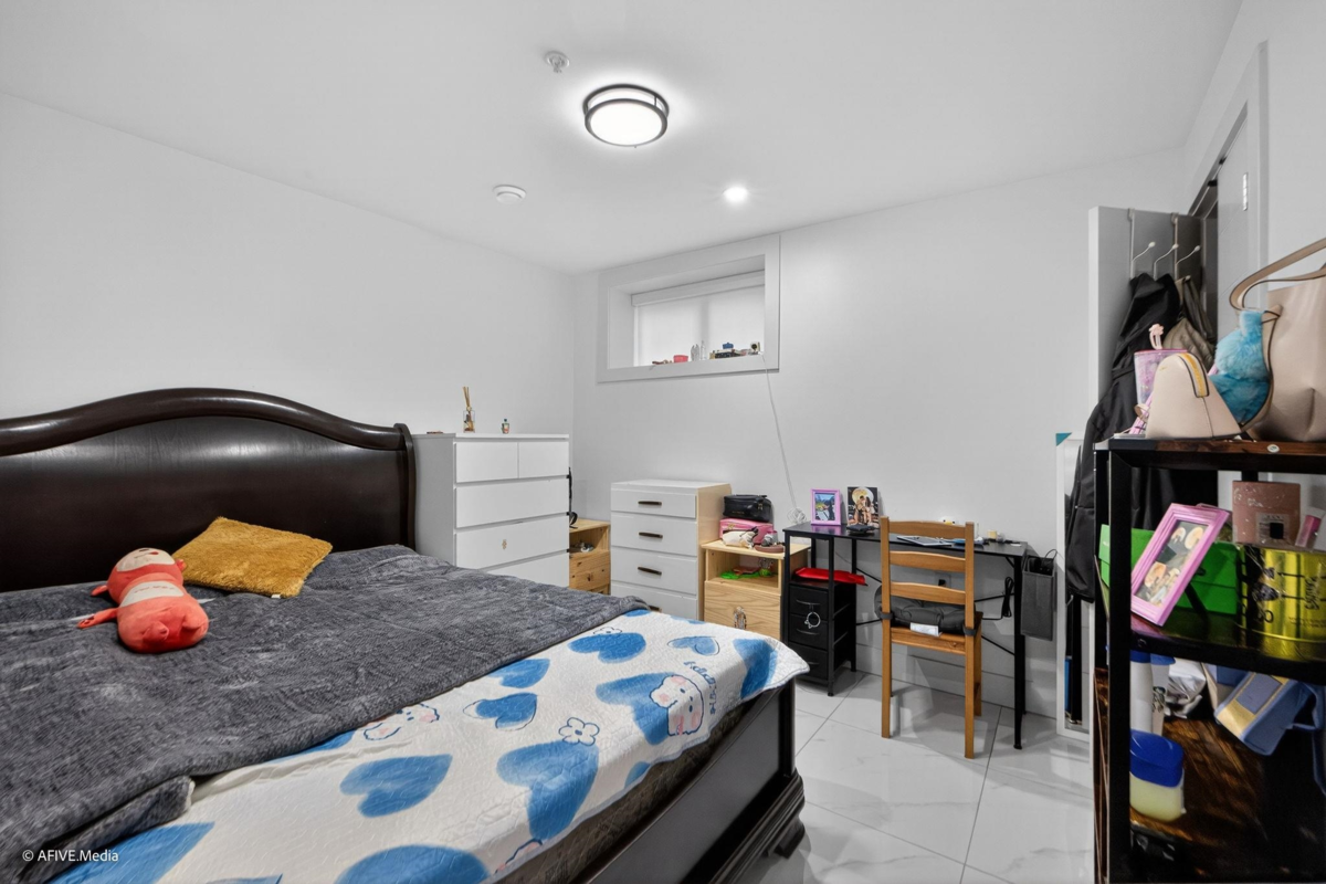 Powder Room Photo of 1052 E 50th Avenue, Vancouver, BC