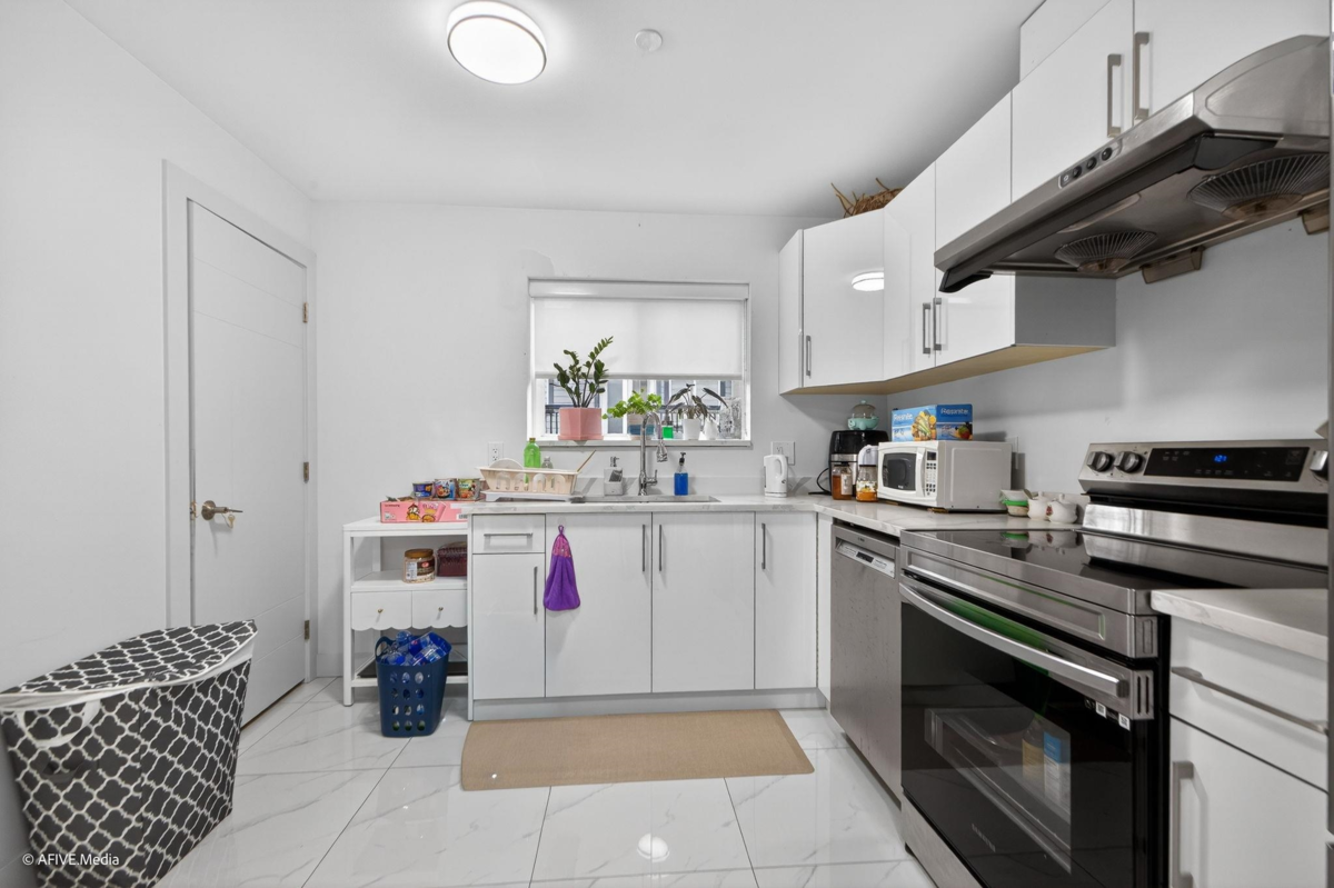 Primary Bedroom Photo of 1052 E 50th Avenue, Vancouver, BC